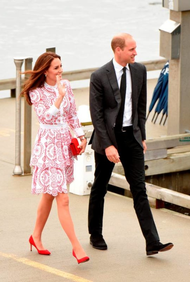 لأميرة كيت ميدلتون بفستان أحمر وأبيض