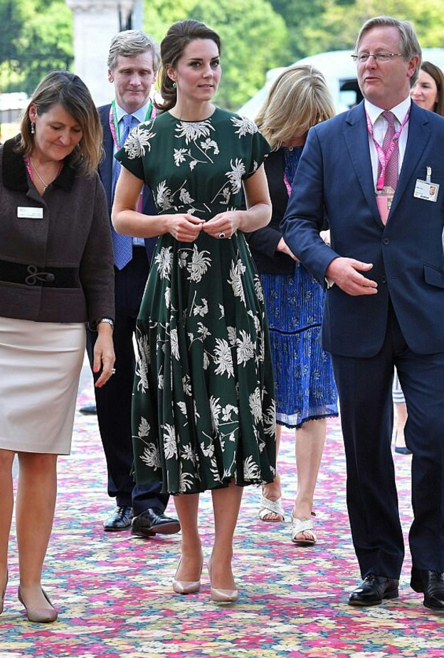 الاميرة كيت ميدلتون kate Middleton تتمايل بفستان عصري وربيعي