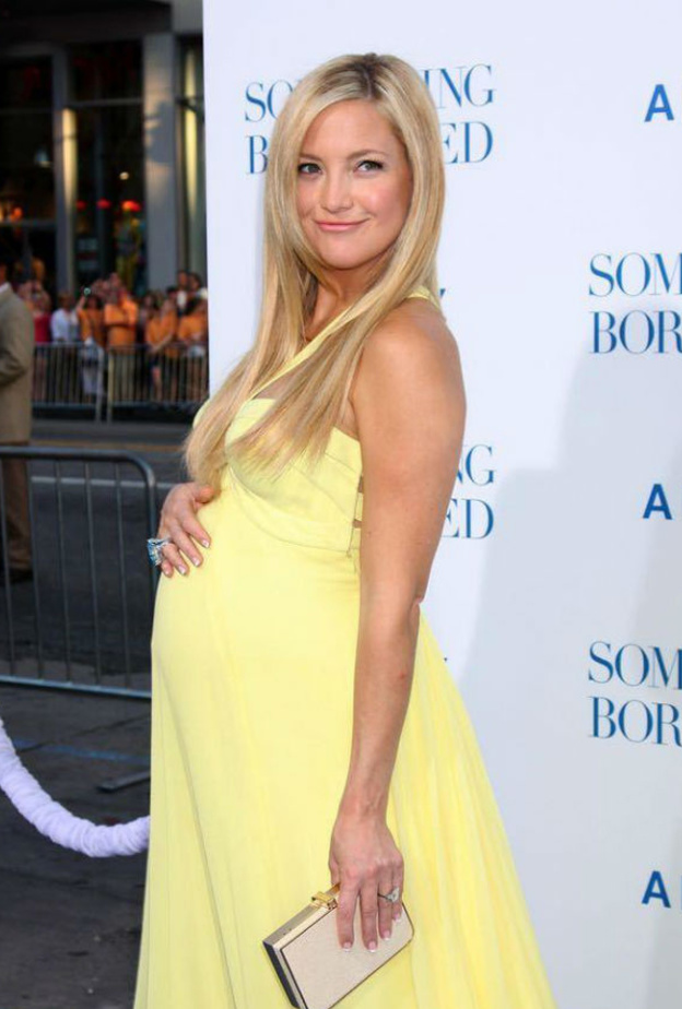 الممثلة كيت هادسون وهي حامل