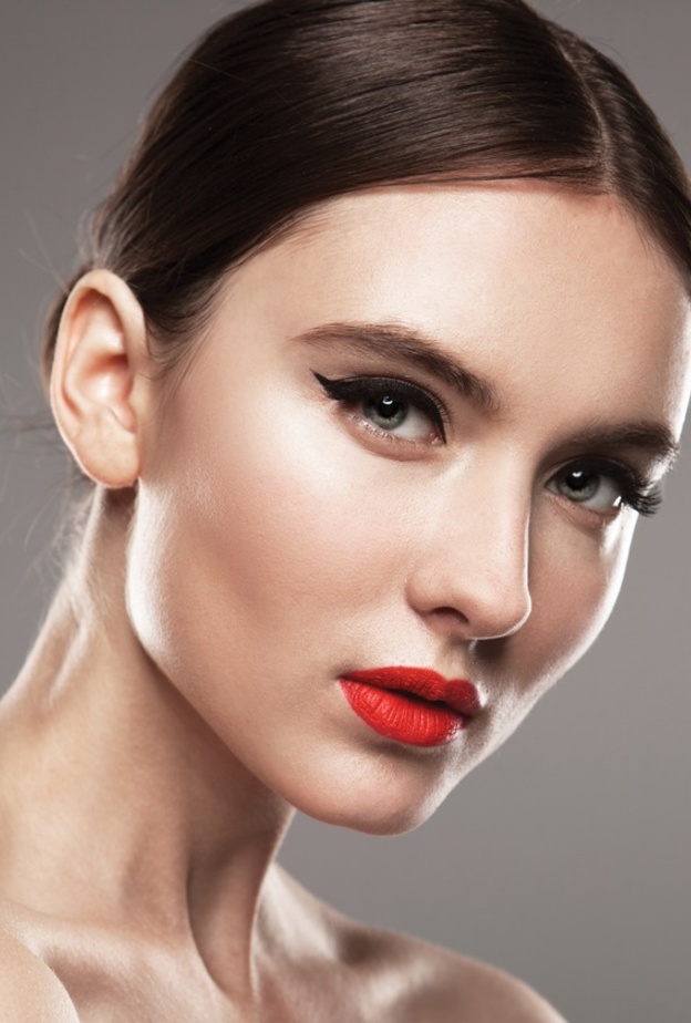 طريقة وضع الايلاينر للعيون الصغيرة 