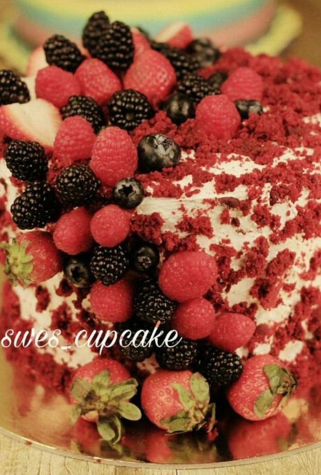 احدى كيكات دورة تزيين من المدربة رقية خوجة