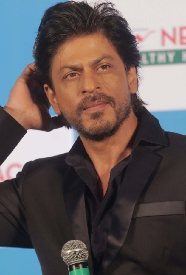 شاروخان لا يريد الاقتراب من السياسة مطلقا