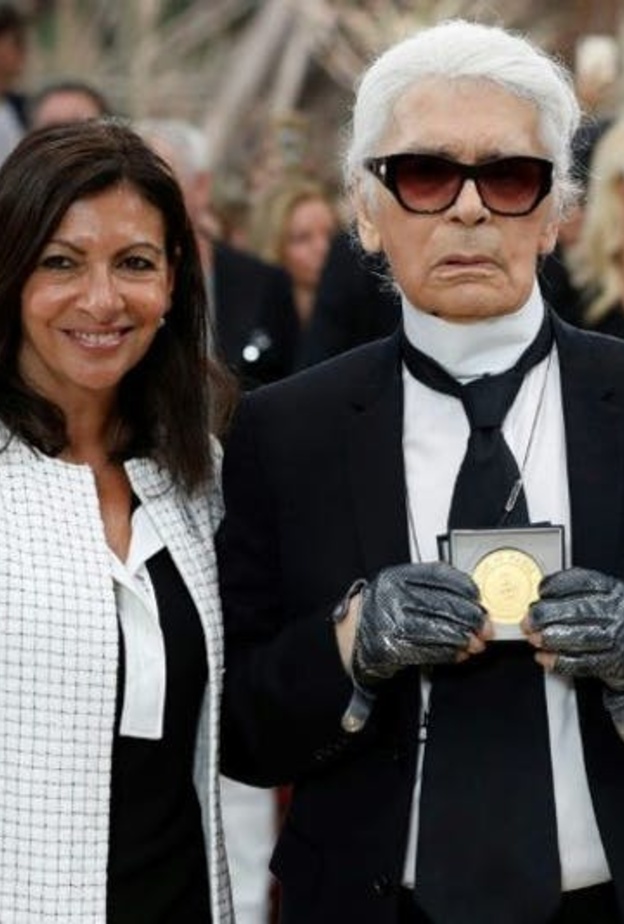 كارل لاغرفلد يستلم الوسام من عمدة المدينة 