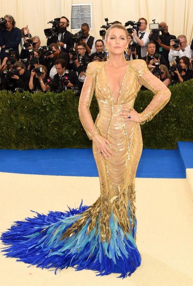 ازياء فيرساتشي تعود لأمجادها من جديد على سجادة الموضة