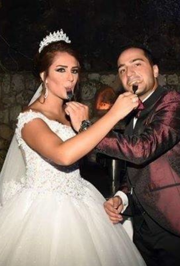 عروسان لبنانيان قطعا الزفاف في حفل زفافهما