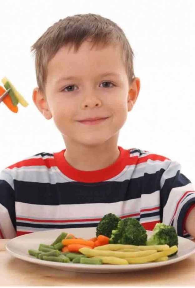 نصائح لتشجيع الطفل على تناول الخضروات والماكولات الصحية