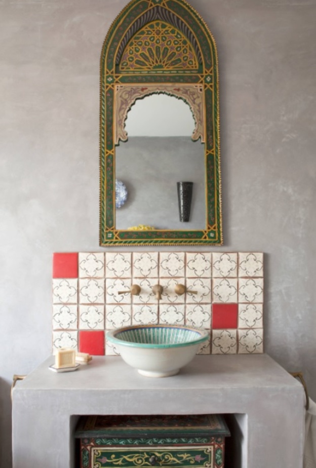 ديكورات مغربية في الحمامات بالمشربيات والفسيفساء