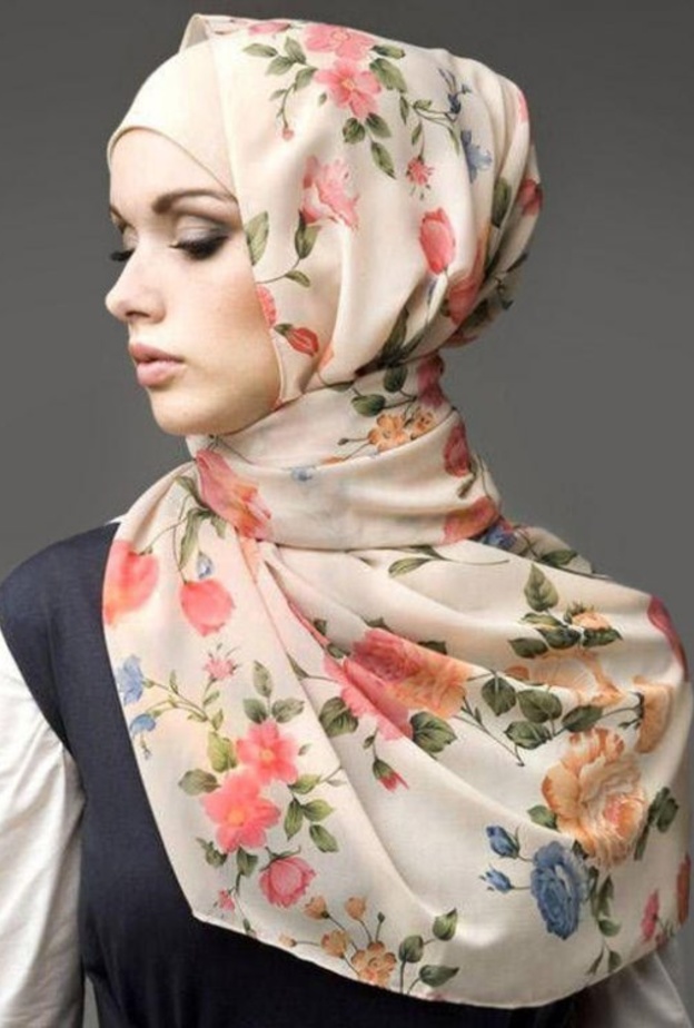 احدث لفات حجاب تركي مع ترك إحدى الطرفين من المشلح أطول