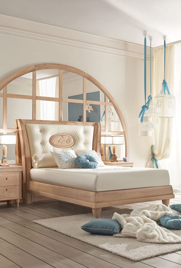 تصميم السرير جعل من غرفة النوم غرفة رومانسية مميزة