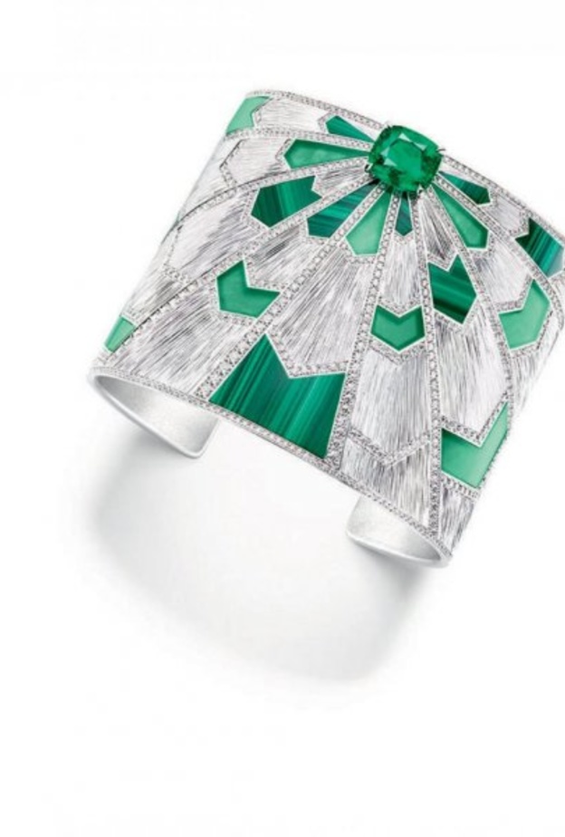 أسوارة للعروس من الذهب الأبيض والماس والزمرد الاخضر من بياجيه