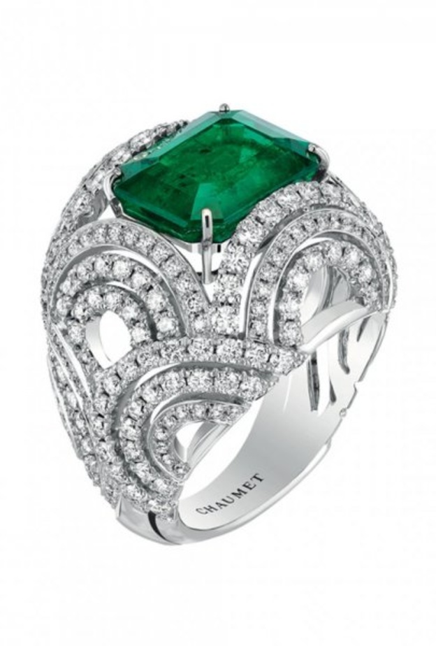 خاتم للعروس من الذهب الابيض والماس والزمرد الاخضر من شوميه.