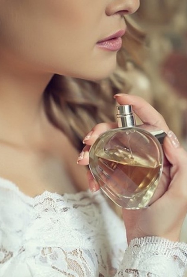 ويبقى للعطور سحرها وجاذبيتها في أسر قلب العريس