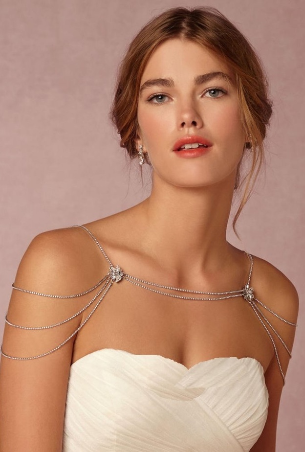 قلادة لكتف العروس