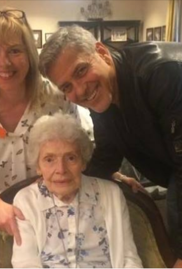 كلوني لم يتأخر عن تلبية طلب أكبر معجباته