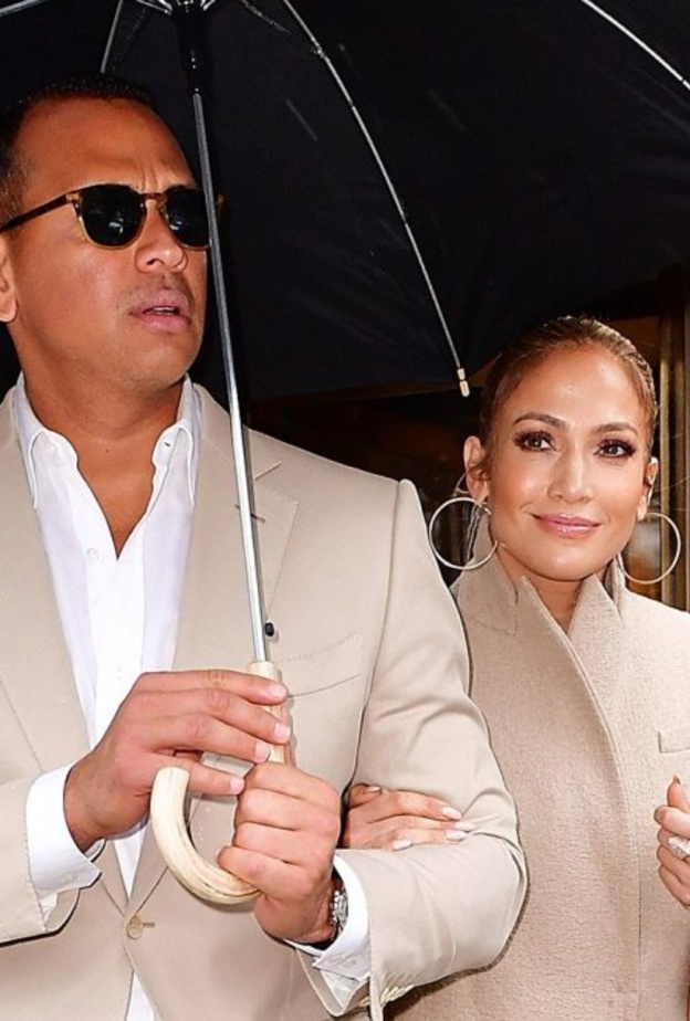 جينيفر لوبيز وأليكس رودريغيز يحتفلان بيومي عيد ميلاديهما في حفل واحد