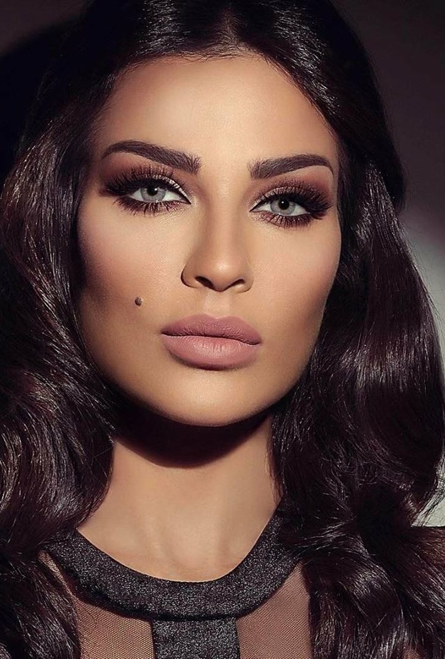 العيون الزرقاء هي أكثر ما يناسب البشرة البيضاء