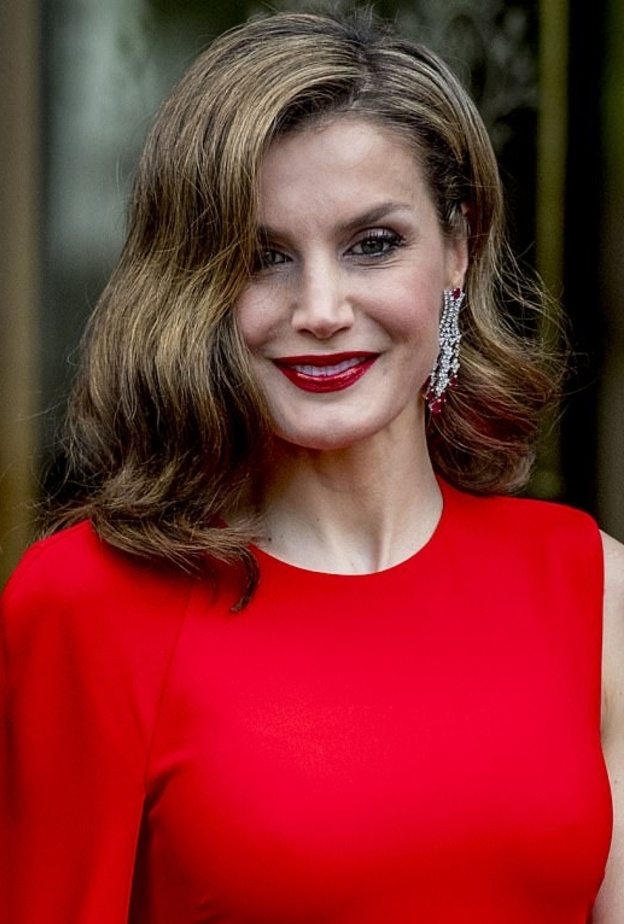 الملكة ليتيزيا بإطلالة ساحرة