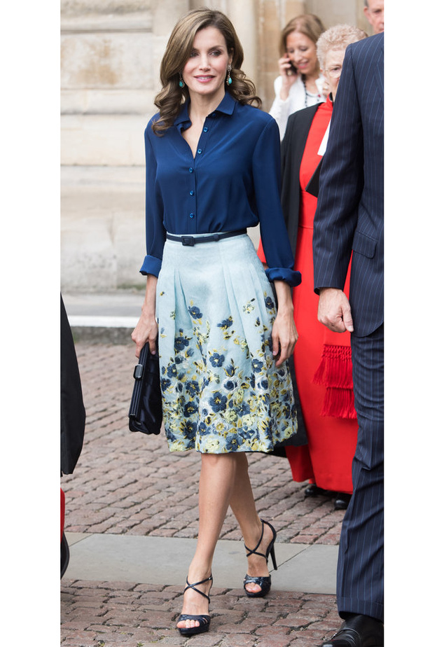 ليلي كولينز Lily Collins ترتدي فستان واسع مع قصة الأمتاف المكشوفة