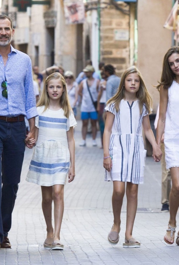 الملكة ليتيزيا ظهرت بفستان أنيق فوق الركبة