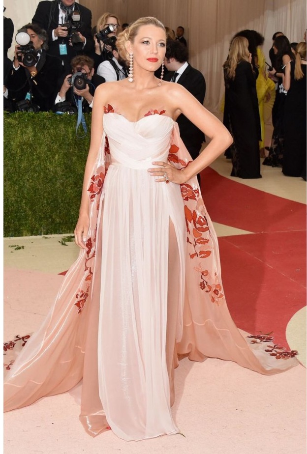 ريهانا ‏Rihanna‏ تتألق بفستان سهرة استثنائي من دار ‏Guo Pei