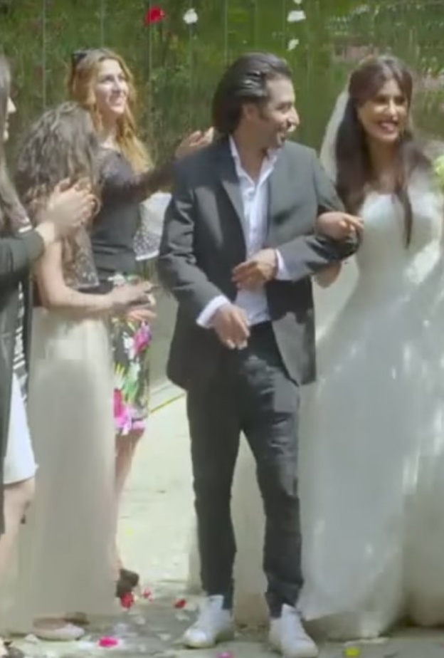 اختارت ليلى زفافها في النهار.