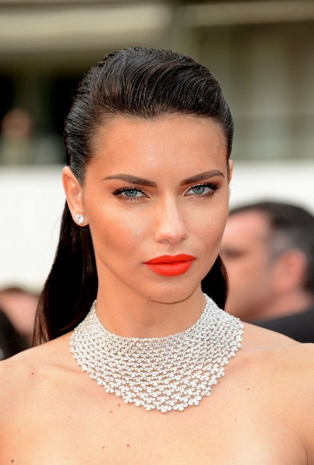 اشواريا راي بتسريحات شعر طبيعية مع رسمات عيون ناعمة واحمر شفاه بنفسجي مات