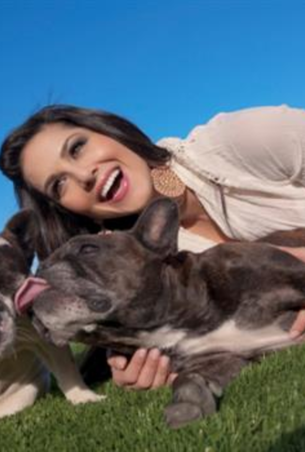 ساني ليون قامت بتبني اثنين من الكلاب الضالة