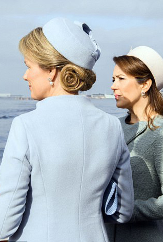 الملكة ماتيلد والأميرة ماري في إطلالتين أنيقتين بألوان الباستيل