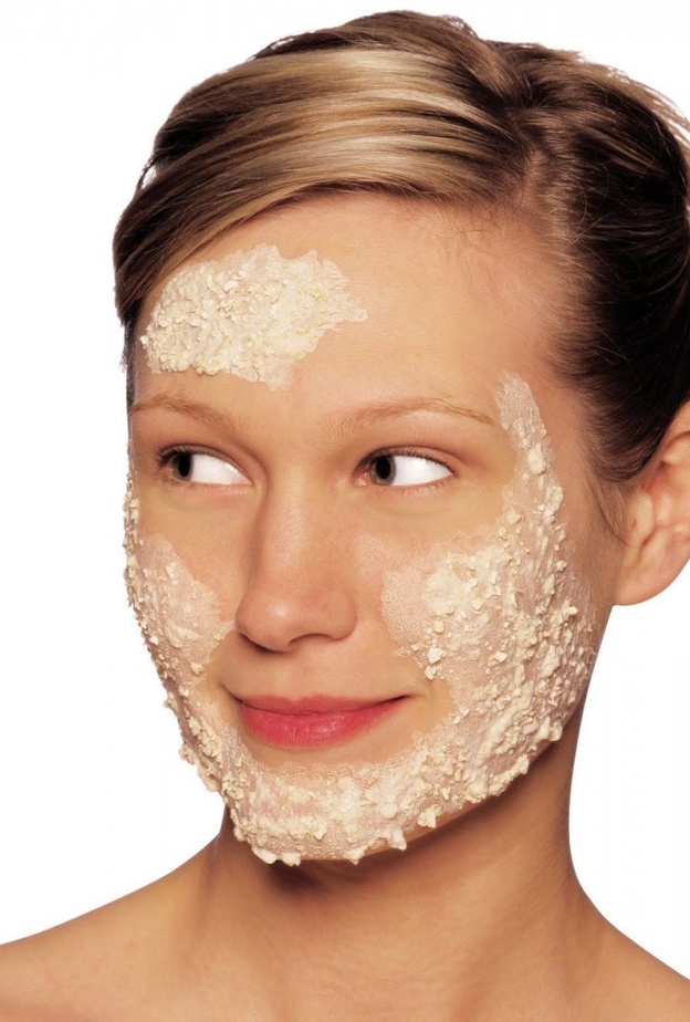 دلكي ماسك الشوفان لمدة دقيقة ثم اغسليه ولاحظي الفرق