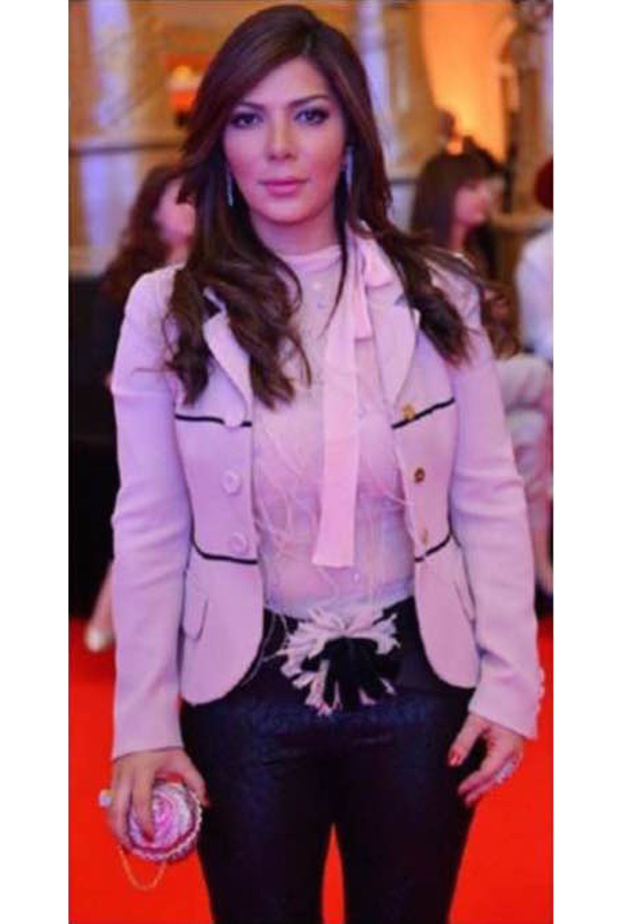 اطلالة مبالغة لأصالة بين الحزام وربطة القميص والحقيبة بشكل الكاب كيك