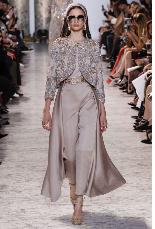 تصميم من ايلي صعب من مجموعة ماقبل خريف ٢٠١٧.