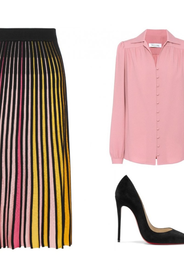 اطلالة عصرية في تنورة الكسرات البراقة