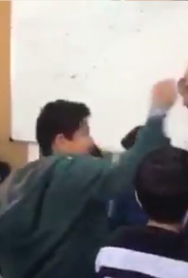 قبلة على رأس المعلم من أحد الطلاب.