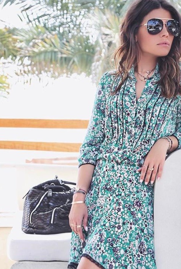 فستان متوسط الطول بألوان زاهية من اختيار العنود