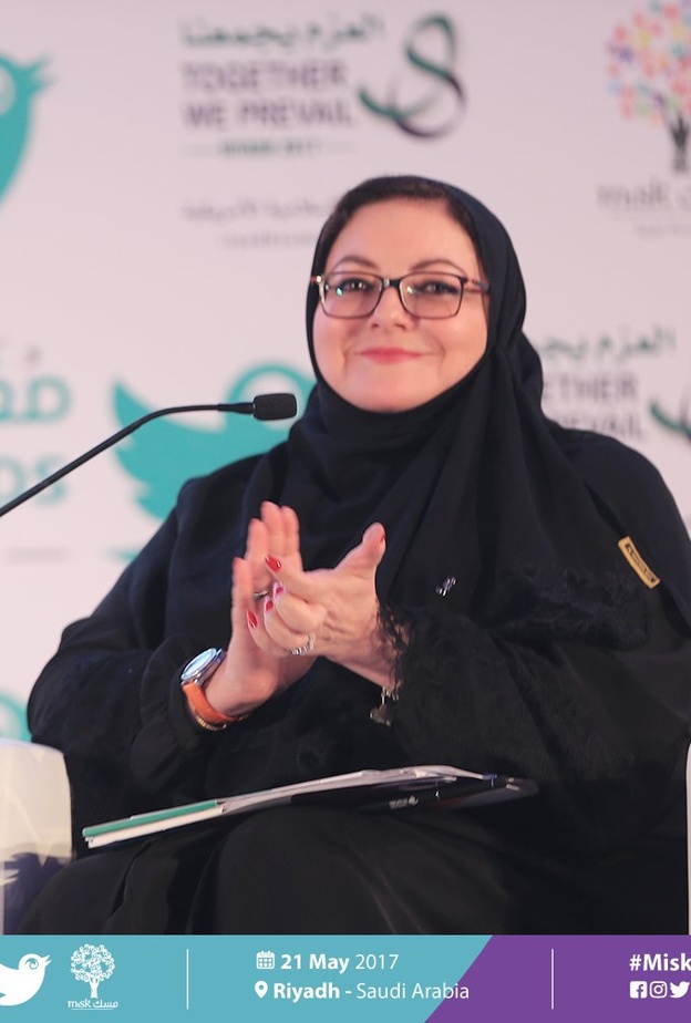 تتحدث عضو مجلس الشورى هدى الحليسي 4 لغات مختلفة