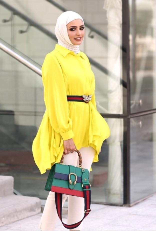 ملابس محجبات مع البنطلون المقلم والتوب البيضاء من اختيار آسيا عاكف