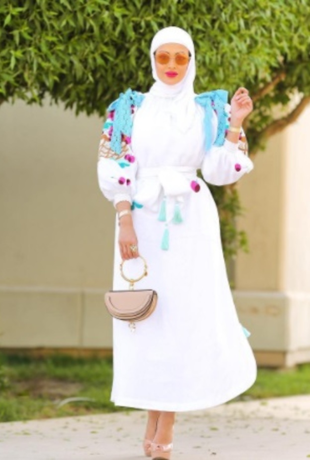 سندس القطان تختار موضة الجينز الشبابي مع التنورة الدانتيل المكسرة للمحجبات المراهقات