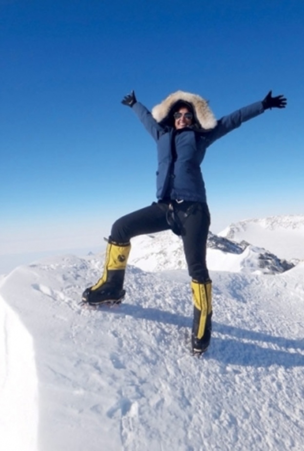 هنادي الهاشمي أول إماراتية تصل إلى قمة دينالي