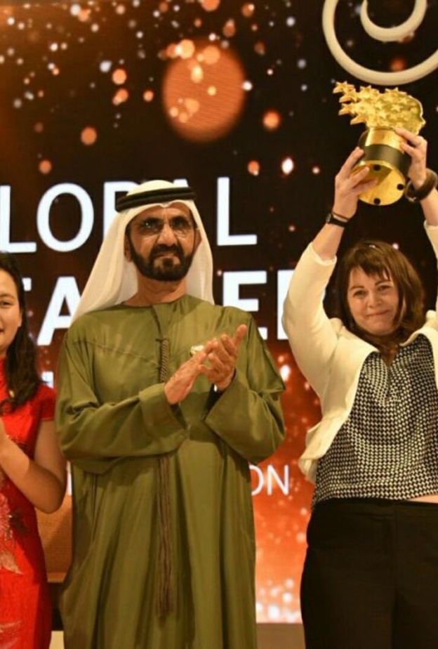 الشيخ محمد بن راشد يهنئ المعلمة الفائزة ماغي ماكدونيل