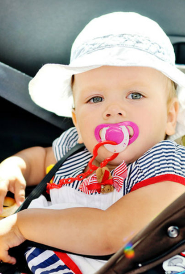 كيف أعلم طفلي الجلوس على كرسي السيارة