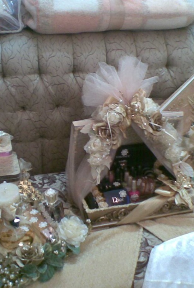 دبش عروس مزين بالدانتيل والورود