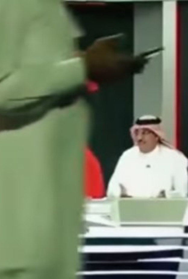 فيديو..موظف يمر بجواله أمام الكاميرات في برنامج رياضي على الهواء