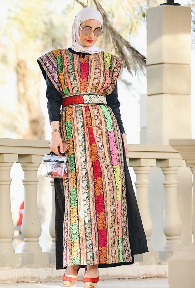 القفطان الملون والمشرق بأقمشة الساتان الاخضر المتطاير مع مرمر