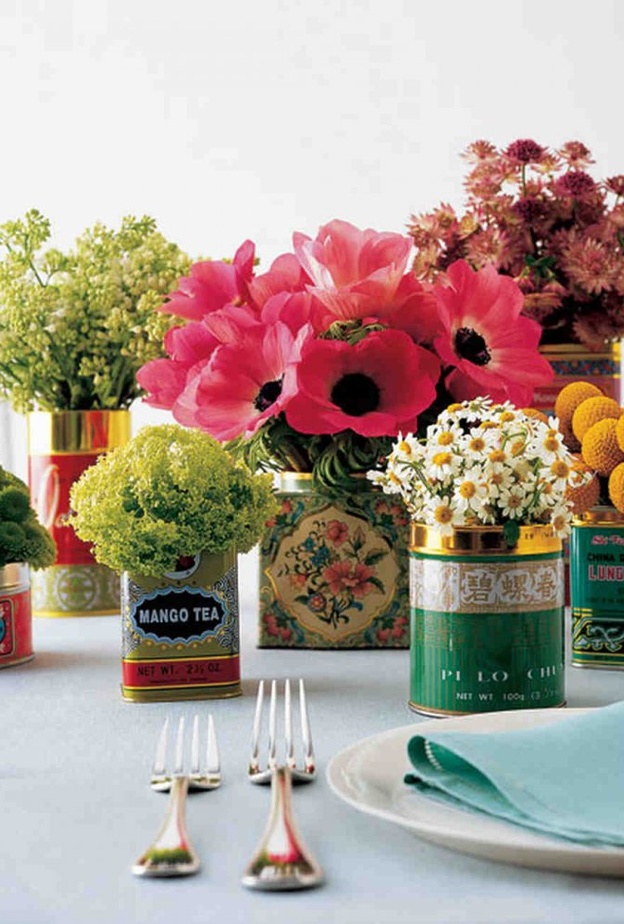 اختاري الأواني المزينة بالورد كذلك