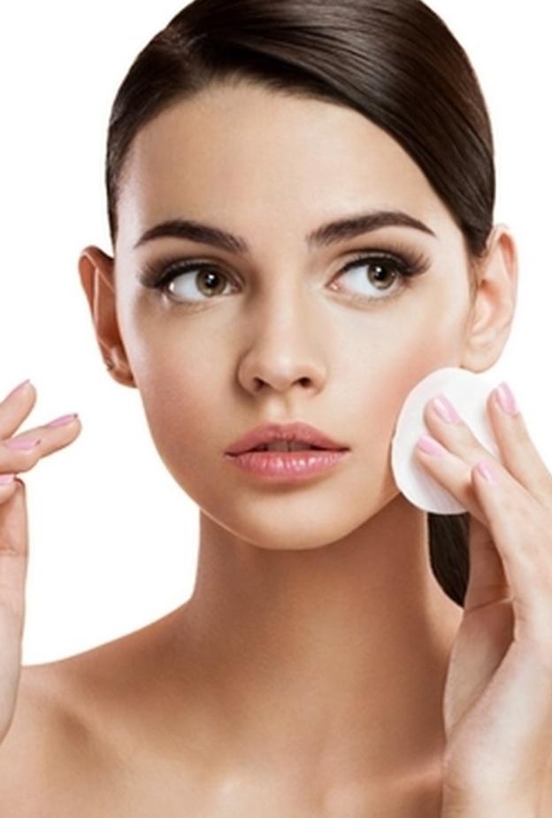 عمل التونر على تنظيف البشرة وغلق المسام الواسعة