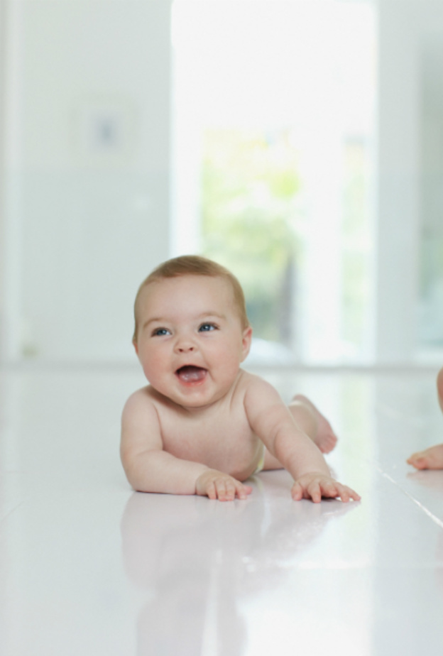 طرق مساعدة الطفل على الحبو