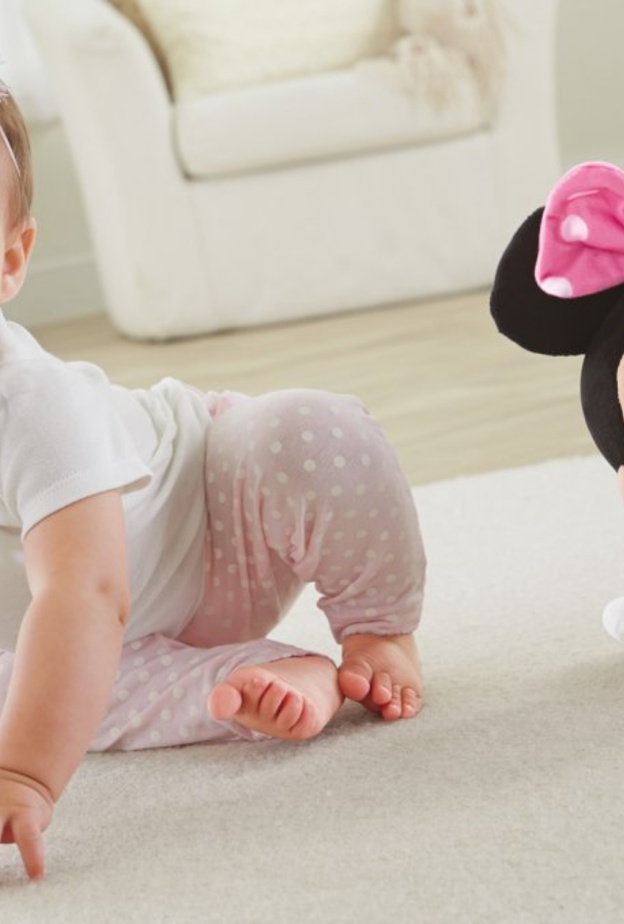 طرق مساعدة الطفل على الحبو 