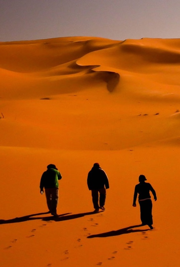 مواطن مع أبنه تاهوا في الصحراء