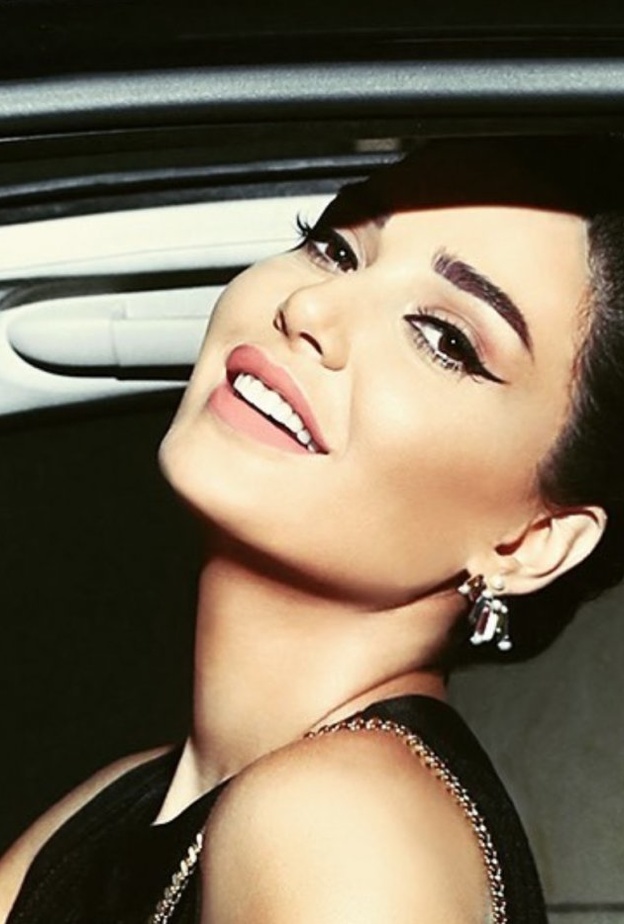 أصالة بعيون جذابة وأنثوية