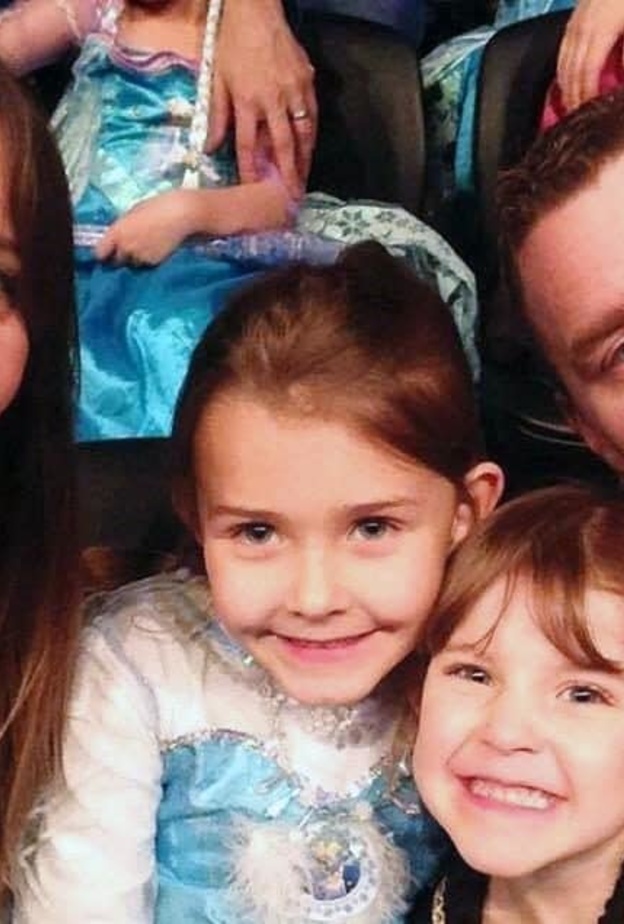 الفتاة مع اسرتها